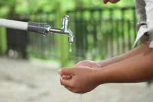 chlapec umývajúci si ruky v čistej vode